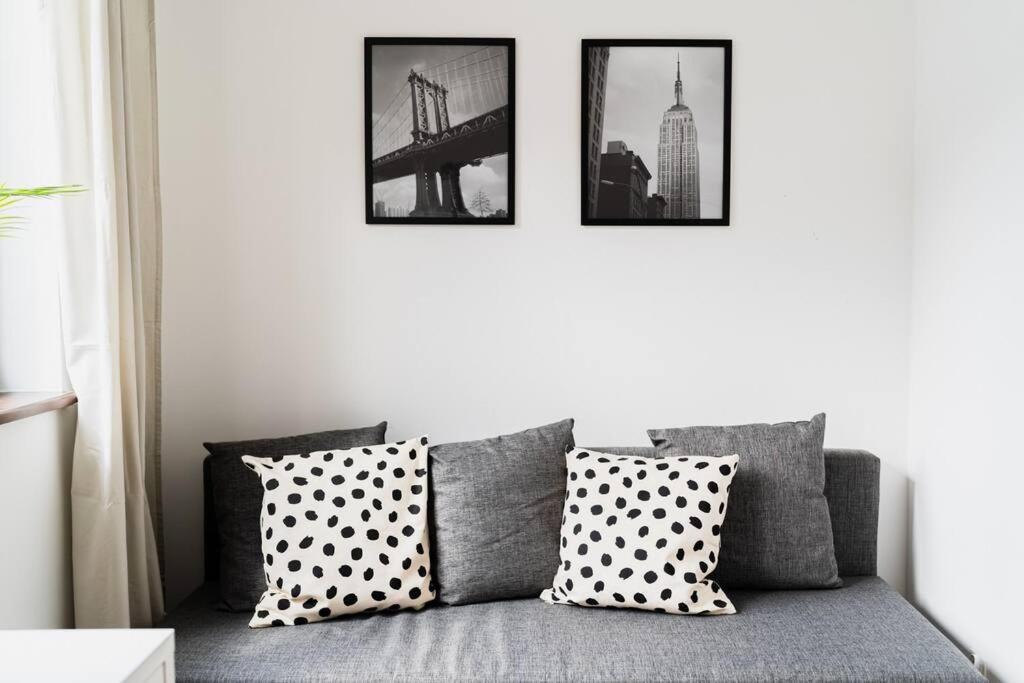 City Center - 3 Rooms - New Building - Private Parking Place - Garage Breslavia Esterno foto