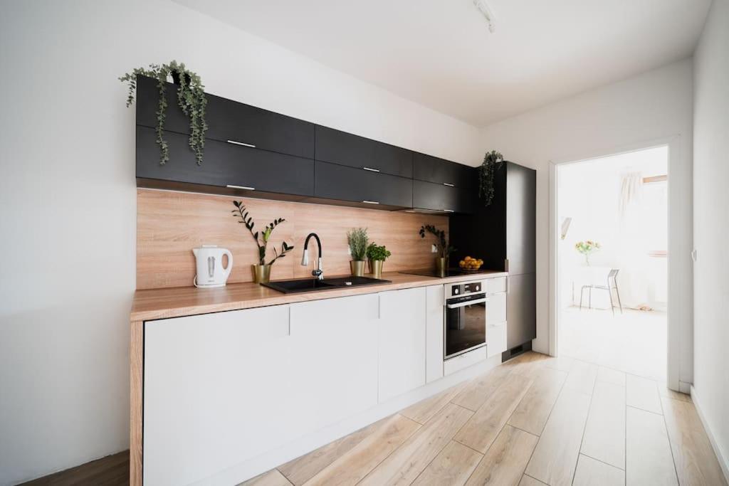 City Center - 3 Rooms - New Building - Private Parking Place - Garage Breslavia Esterno foto