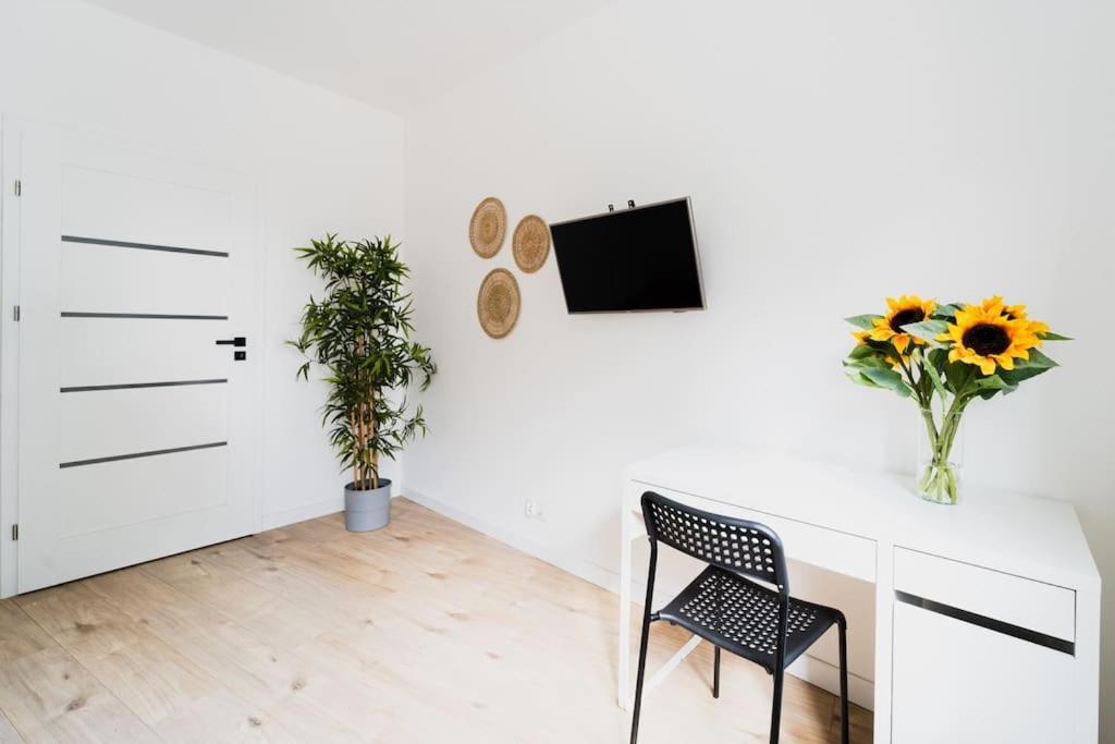 City Center - 3 Rooms - New Building - Private Parking Place - Garage Breslavia Esterno foto