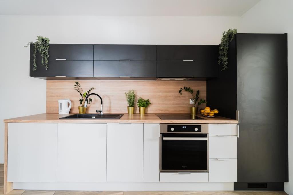 City Center - 3 Rooms - New Building - Private Parking Place - Garage Breslavia Esterno foto