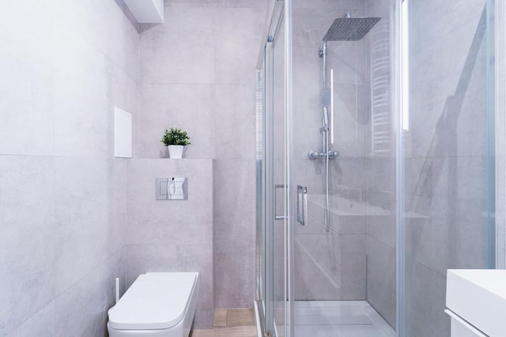 City Center - 3 Rooms - New Building - Private Parking Place - Garage Breslavia Esterno foto